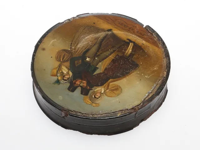 DOSA, "Two sparks", papier maché, 1800-talets första hälft.