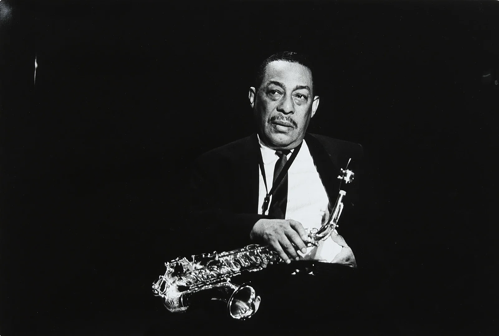 JAN PERSSON (1943-2018). Originalt portrætfoto af saxofonisten Johnny Hodges. — Photography — Palsgaard Kunstauktioner