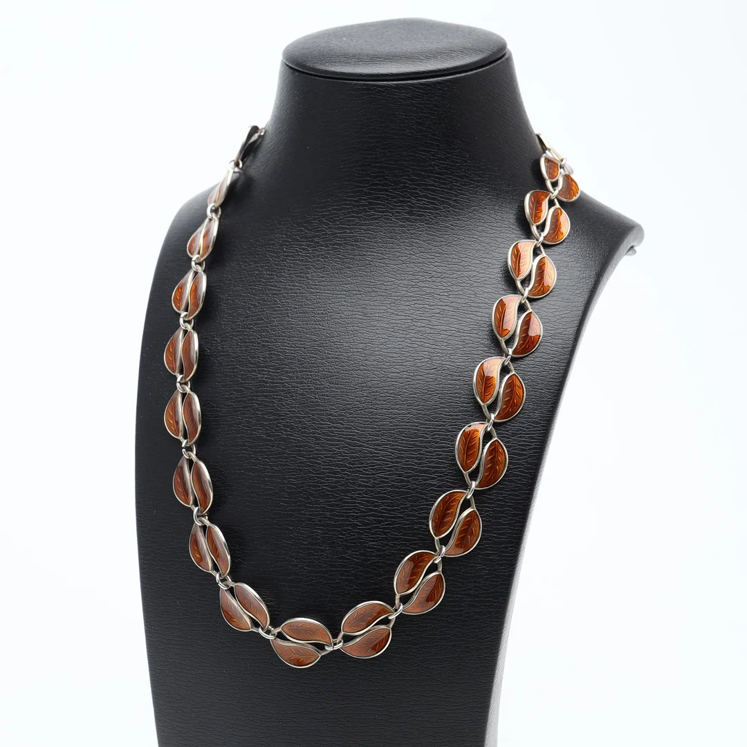 WILLY WINNAESS. COLLIER, sterling silver, emaljerade, signerat D-A, David Andersen, Norge, vikt ca 33,3 gram. — Necklace — Borås Auktionshall