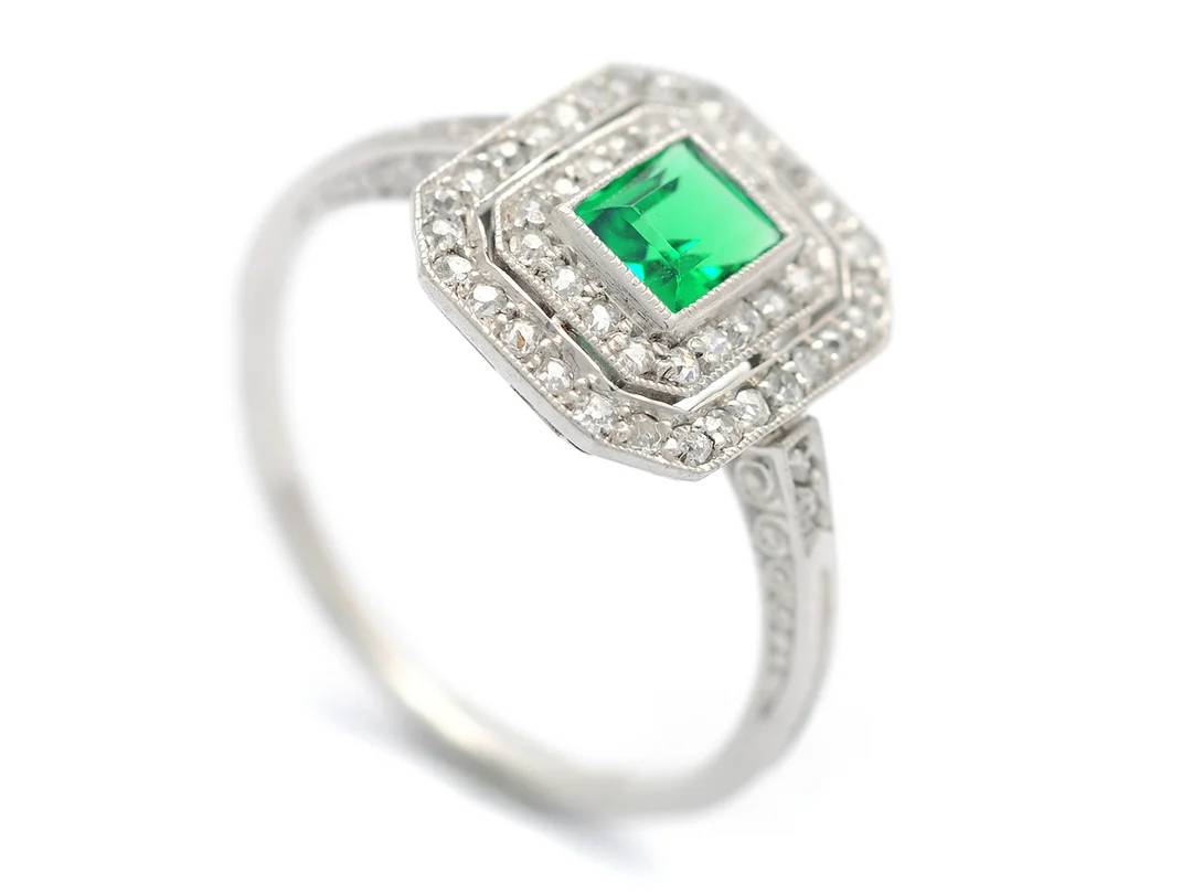 RING, platina, trappslipad smaragd, 46 äldre enkelslipade diamanter ca 0,28 ctv, ca TW/VS-SI, stl 17,75 mm, vikt 3,9 g, svaga fattningar. — Smycken/Ring — Kaplans