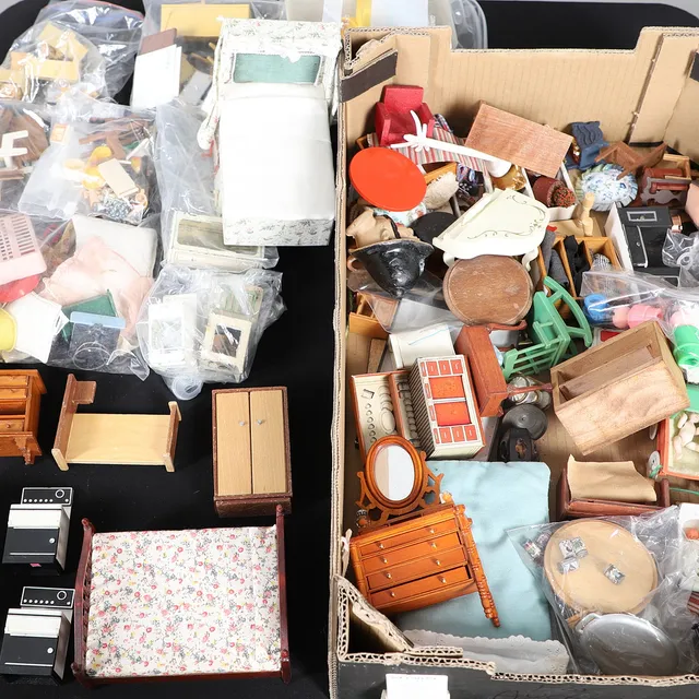A LARGE QUANTITY OF ASSORTED DOLLS HOUSE FURNITURE & ACCESSORIES.