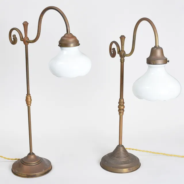 BORDLAMPER, et par, patineret messing med skærme i opalglas. Det 20. århundrede.