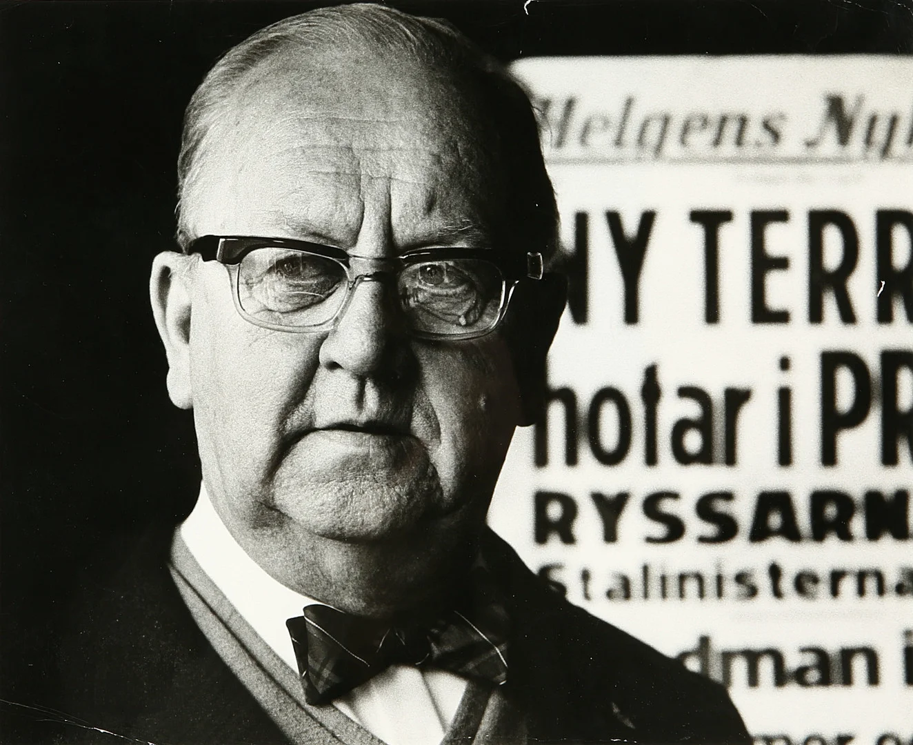 JEAN HERMANSON (SVERIGE 1938-2012). Porträtt av redaktören Carl-Ewald Holmqvist, far till Bo Holmqvist, fotografi, med stämpel Jean Hermanson a tergo. — Photography — Auktionshuset Kolonn