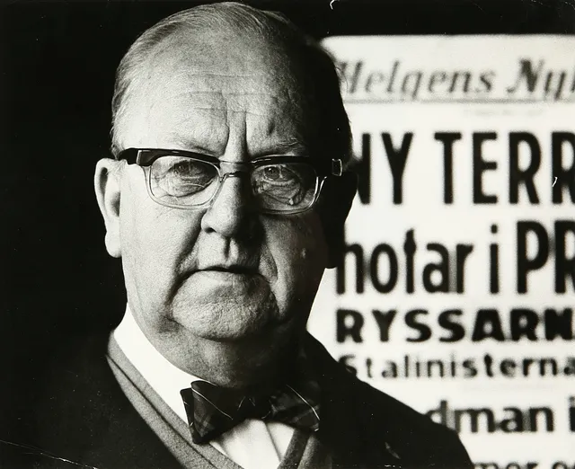 JEAN HERMANSON (SVERIGE 1938-2012). Porträtt av redaktören Carl-Ewald Holmqvist, far till Bo Holmqvist, fotografi, med stämpel Jean Hermanson a tergo.