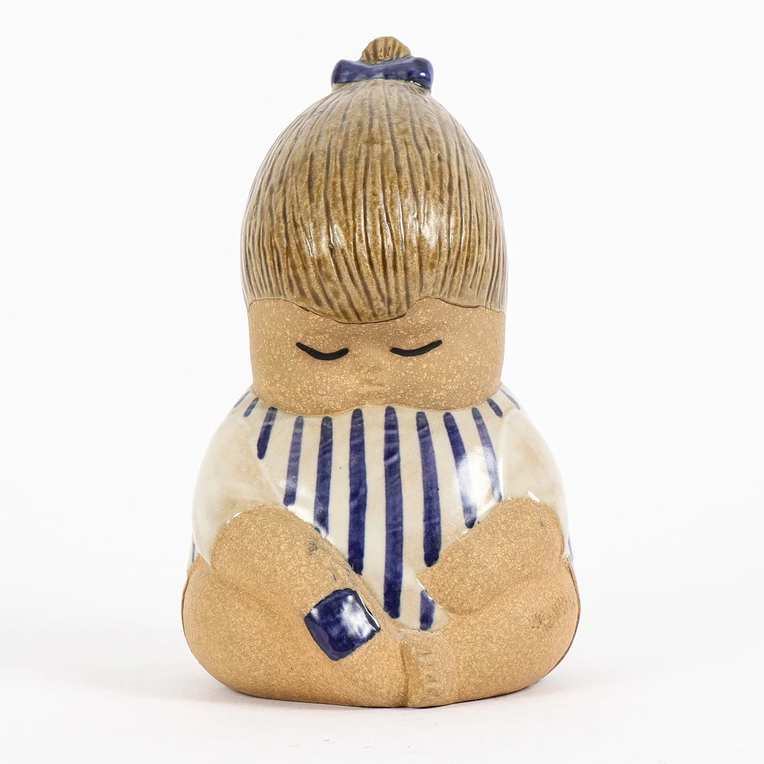 LISA LARSON. Figurin, "Johanna", ur serien Larsons ungar, stengods, Gustavsberg. — European — Karlstad Hammarö Auktionsverk