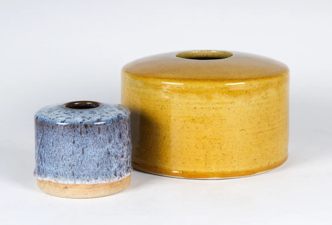 Conny Walther. Two cylindrical stoneware vases. (2) — Glass, porcelain and ceramics/Vases, bowls, dishes — Lauritz