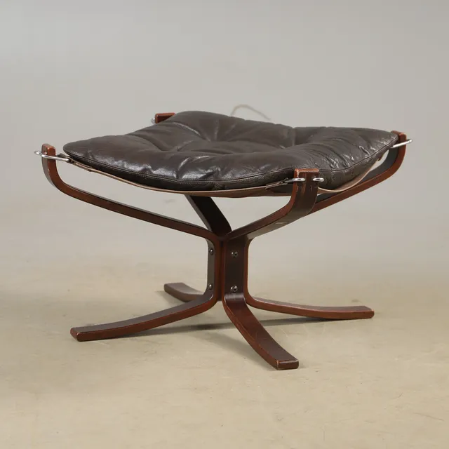SIGURD RESELL (1920-2010). Fotpall, "Falcon", skinn och bok, Vatne Møbler, 1900-talets andra hälft.