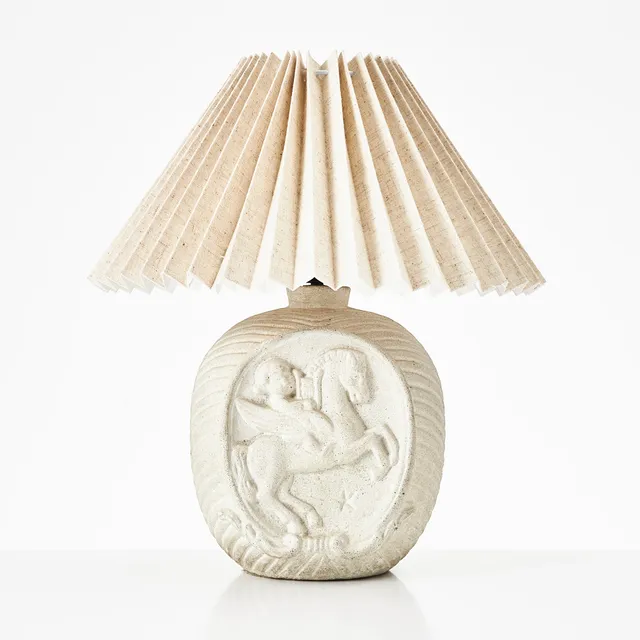 ERLING VALLDEBY. Bordslampa, stenmassa, dekor i relief av putto till häst, signerad Valldeby.