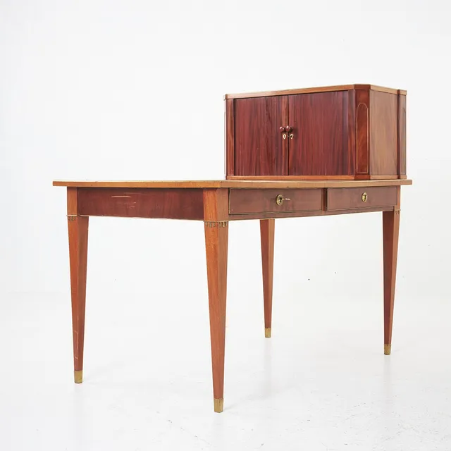 SKRIVBORD med uppsats, 1800-talets början, sengustaviansk, fanerad i mahogny, beslag i mässing.