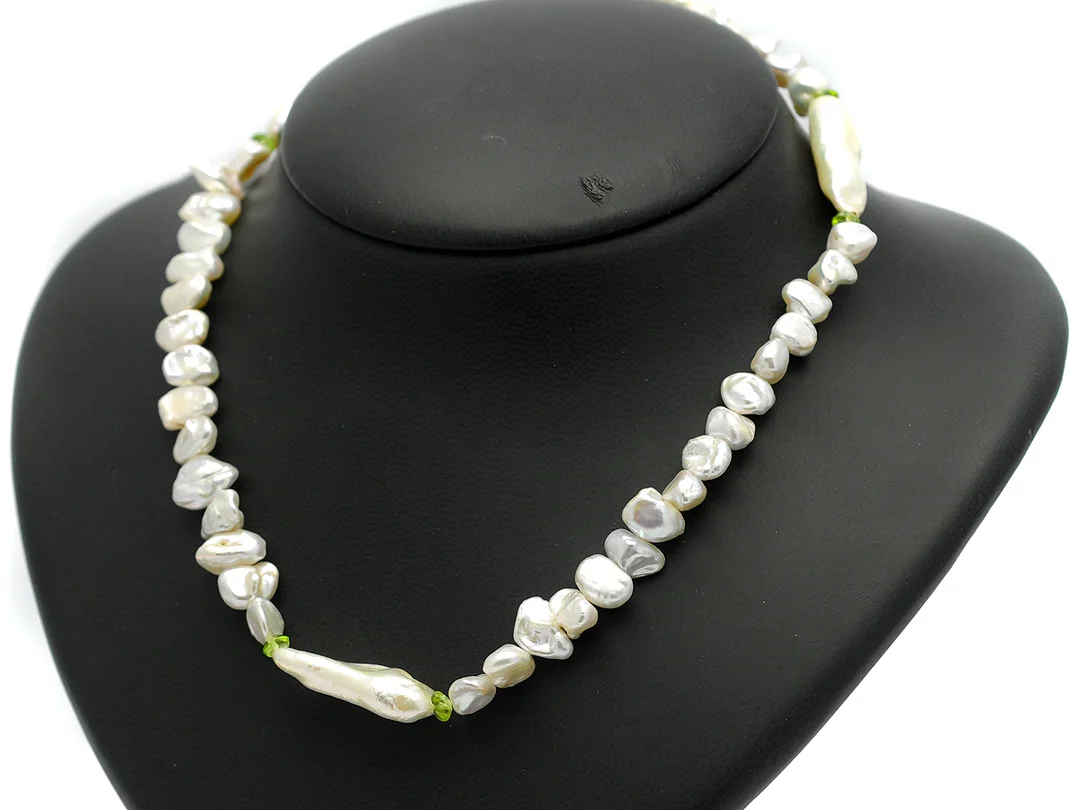 PÄRLCOLLIER, odlade barocka sötvattenspärlor, peridoter, silverlås, längd 46 cm. — Smycken/Pärlcollier — Kaplans