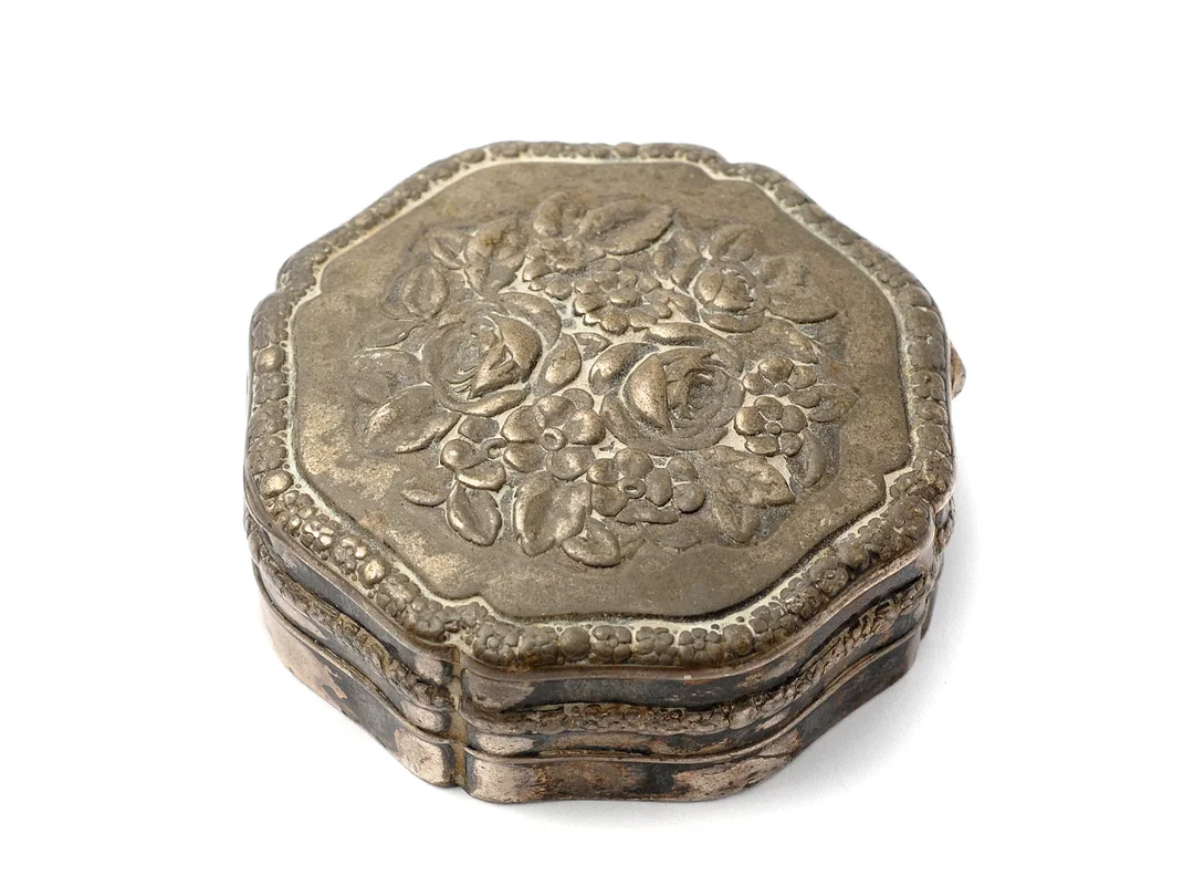 DOSA, silver, blomstermotiv, diameter 5 cm, vikt 28,4 g, stämplad KA. — Silver/Dosa — Kaplans
