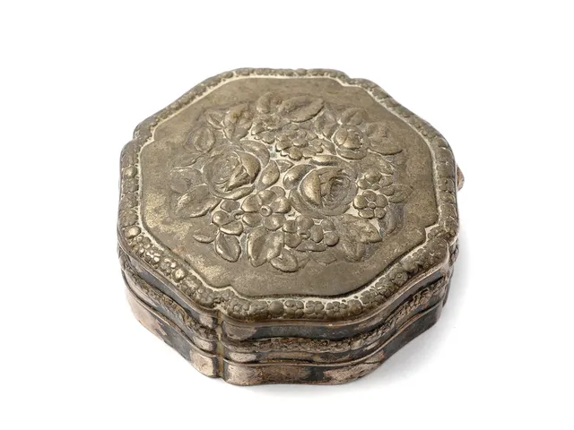 DOSA, silver, blomstermotiv, diameter 5 cm, vikt 28,4 g, stämplad KA.