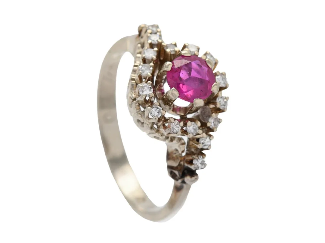 RING, 18K vitguld, rubin 0,34 ct, 16 åttkantslipade diamanter 0,16 ctv, stl 17 mm, vikt 4 g, enstaka diamanter med skador och nagg. — Smycken/Ring — Kaplans