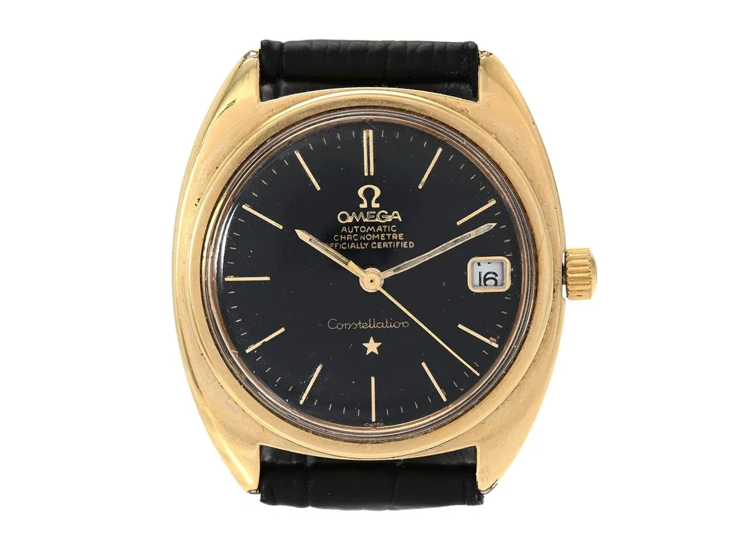 OMEGA, Constellation "C", Chronometer, Cal 564, Serie nr. 28931016, Ref nr. CD 168.017, Boett nr. 168.017 SP (K.B), herrur, 35 mm, guld på stål (skadad), automatisk, plexiglas, datum, renoverad/ommålad urtavla, skadad urtavla, defekt (akut servicebehov), läderband, ca 1969. — Klockor/Omega — Kaplans