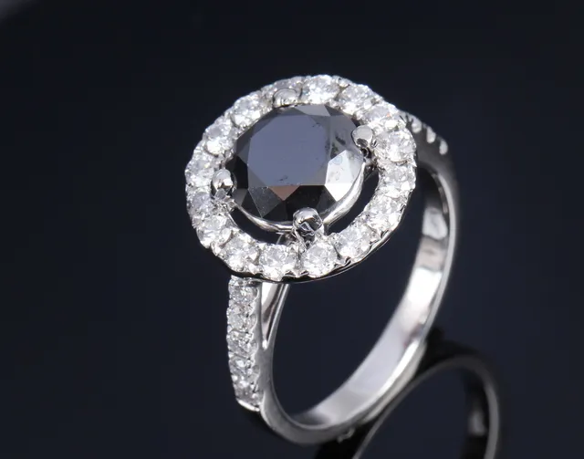 Moderne brillant-rosetring af 18 kt. hvidguld, i alt 0.90 ct med syntetisk sort moissanit på ca. 2.40 ct