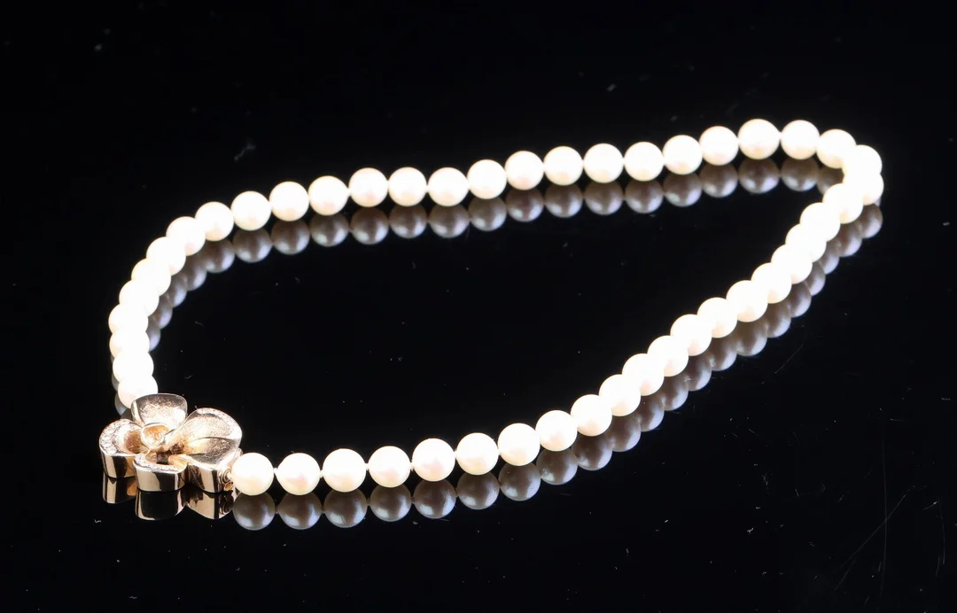 Per Borup. Perlehalskæde med stor blomsterlås med brill og perler — Jewellery/Necklaces, pendants — Lauritz