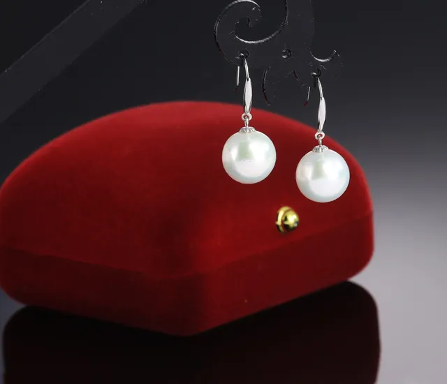 A pair of Edison cultured pearl earrings of 18 kt. white gold (2)