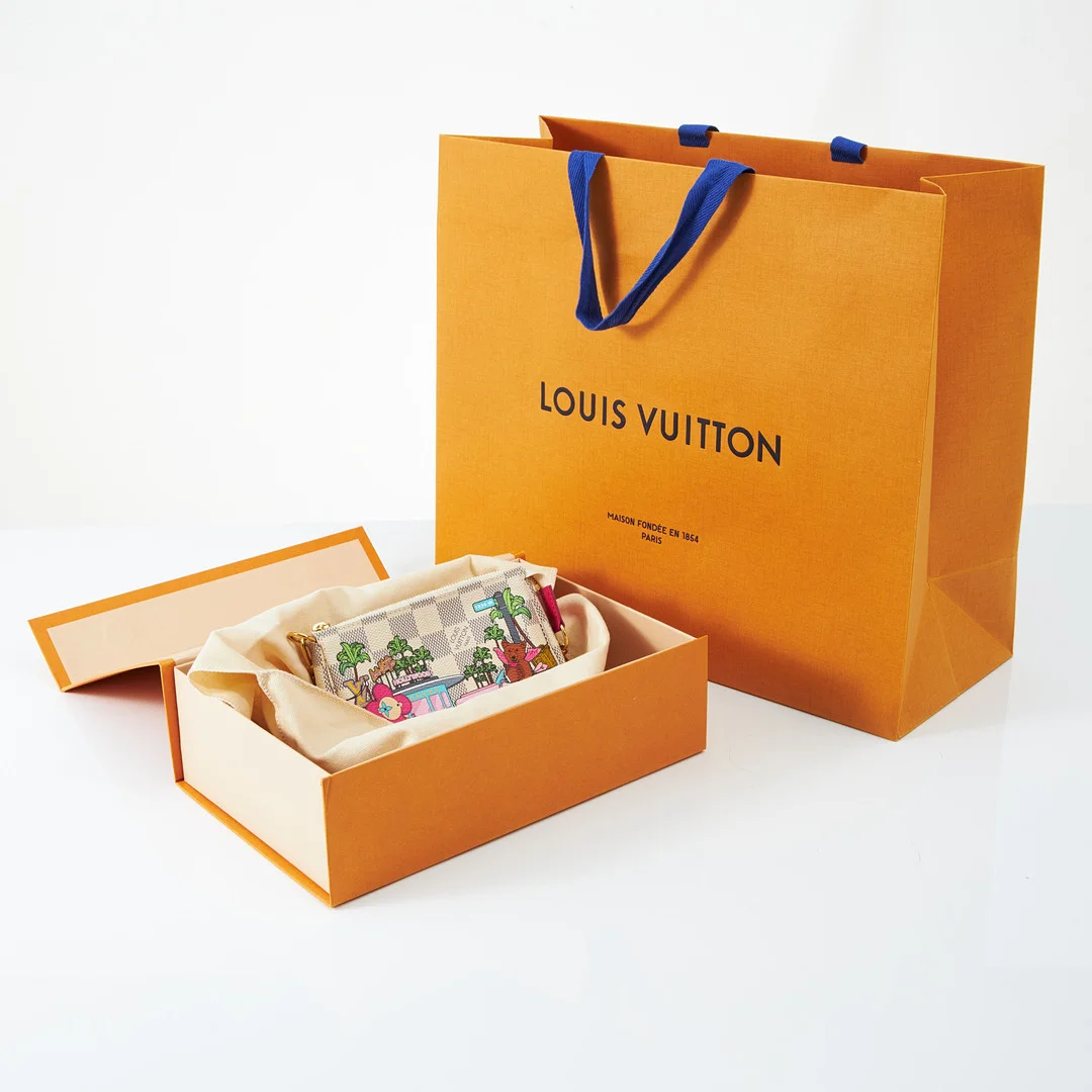 LOUIS VUITTON, "Mini Pochette Accessoires Monogram Vivienne Fuchsia Pink", monogramcanvas, Collection 2021, guldpläterad kedja, märkt LOUIS VUITTON PARIS made in France, datumkod, (Vivienne är huset Vuittons mascot). — Vintage & Designer Fashion — Stockholms Auktionsverk Magasin 5