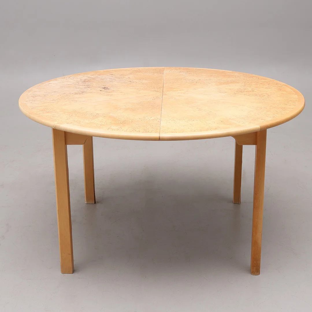 GÖRAN MALMVALL. MATBORD SAMT ILÄGGSKIVA, "Svitjod", Karl Andersson & Söner, Huskvarna, 1900-talets andra hälft. — Tables — Crafoord Auktioner Lund