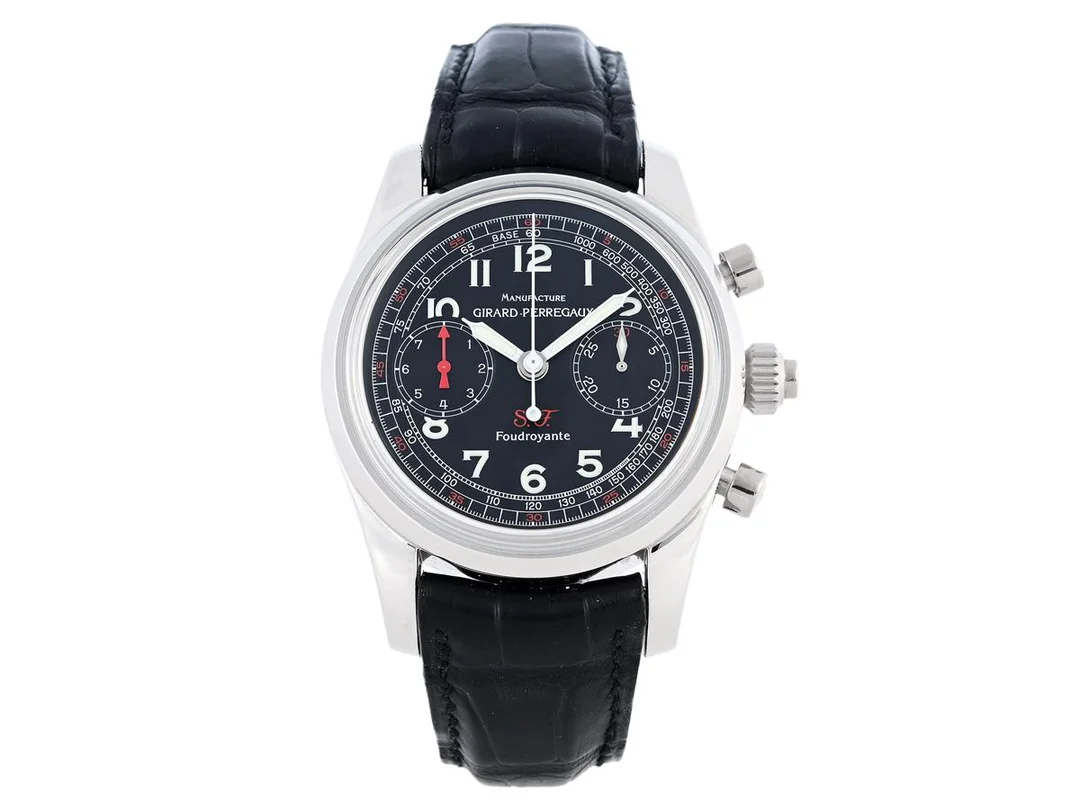 GIRARD-PERREGAUX, Ferrari "S.F.", Cal GP E04C0, Serie nr. 94/100, Ref nr. 9020, kronograf (Foudroyante/jumping seconds), herrur, 40 mm, platina, automatisk, safirglas, läderband, viklås i 18K vitguld, ca 2000, box (skadad), ytterkartong (skadad). Limiterad och numrerad (Nr. 94/100). — Klockor/Girard-Perregaux — Kaplans