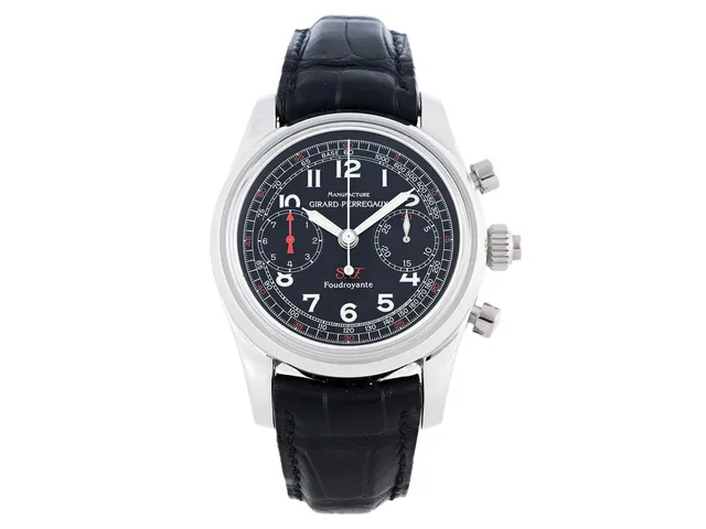 GIRARD-PERREGAUX, Ferrari "S.F.", Cal GP E04C0, Serie nr. 94/100, Ref nr. 9020, kronograf (Foudroyante/jumping seconds), herrur, 40 mm, platina, automatisk, safirglas, läderband, viklås i 18K vitguld, ca 2000, box (skadad), ytterkartong (skadad). Limiterad och numrerad (Nr. 94/100).