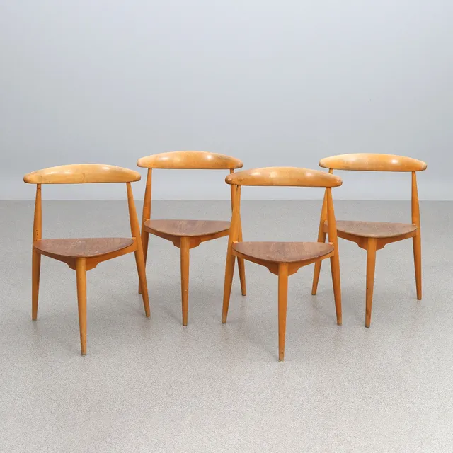 HANS J WEGNER. STOLAR, FYRA ST. Teak och bok. "Hjertestolen". Omärkta, påskrift i blyerts 828/4103.