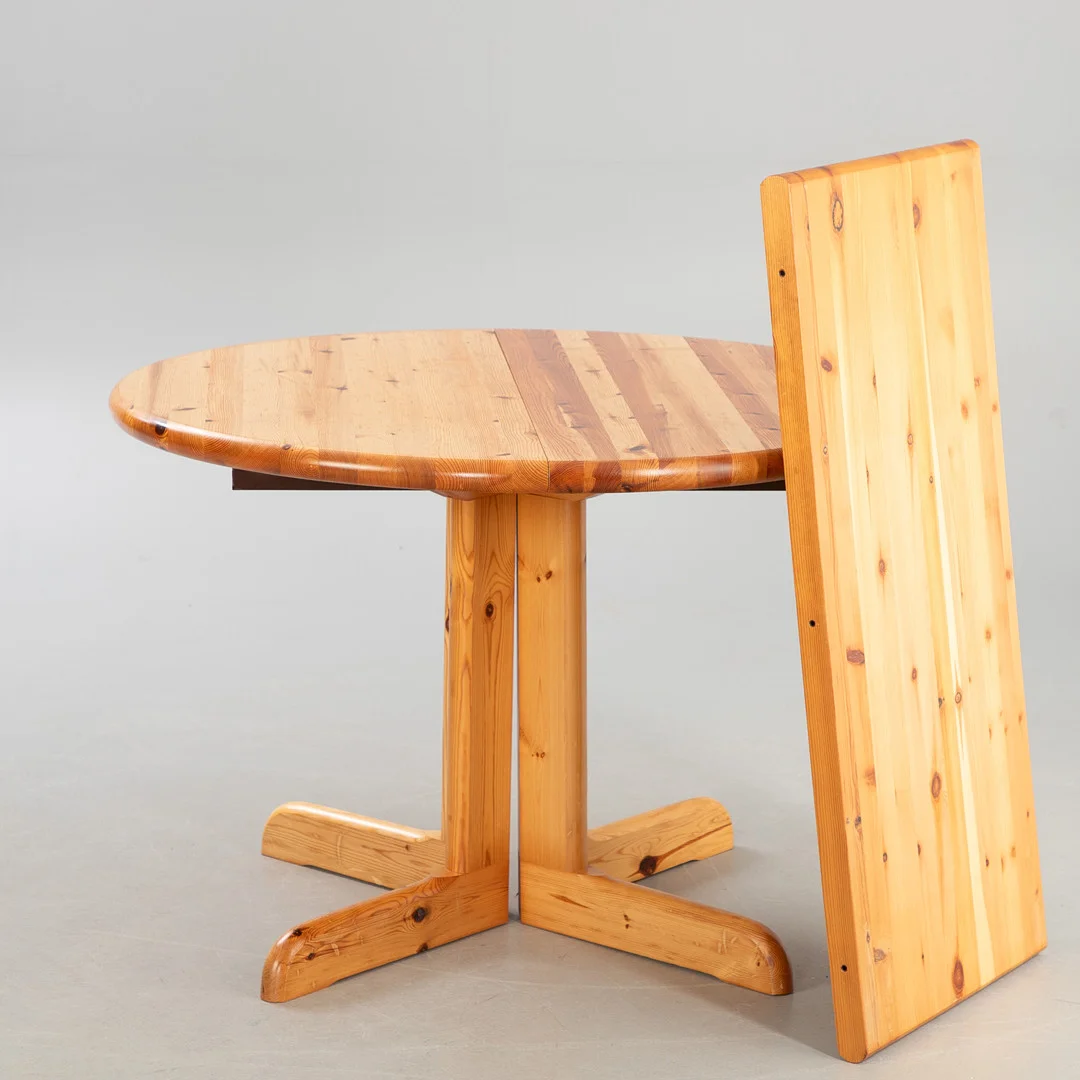 Ausziehbarer Esstisch mit Einlegeplatte, Kiefernholz. — Dining tables — Stockholms Auktionsverk Hamburg