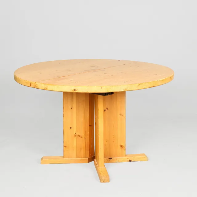 SKANDINAVISK DESIGN. Rundt spisebord af massiv fyrretræ med indlægninger, 1970'erne.