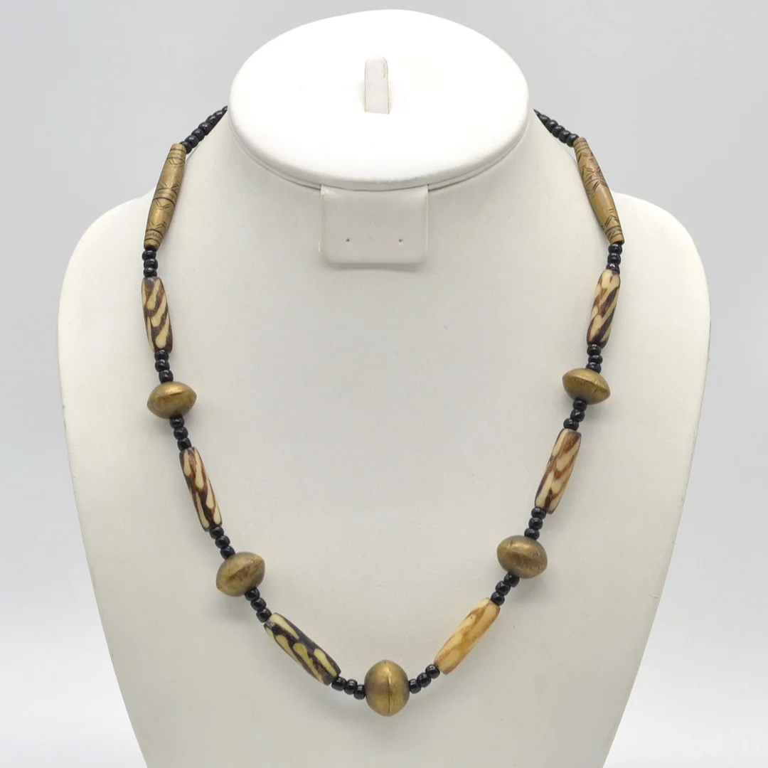 AFRIKANISCHES COLLIER, HANDGEMACHTE PERLEN, HORN, BRONZE, HOLZ, 20. JAHRHUNDERT, CA. 55 CM. — Necklace — Kunst- und Auktionshaus Kleinhenz
