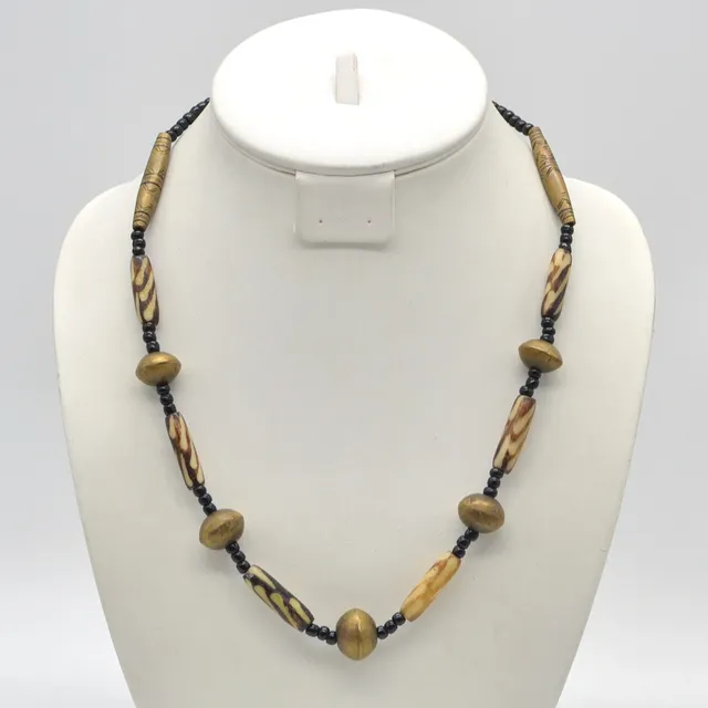 AFRIKANISCHES COLLIER, HANDGEMACHTE PERLEN, HORN, BRONZE, HOLZ, 20. JAHRHUNDERT, CA. 55 CM.