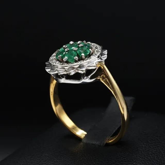 AN 18CT GOLD EMERALD AND DIAMOND DRESS RING.