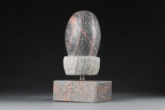 Ubekendt kunstner. Skulptur af granit