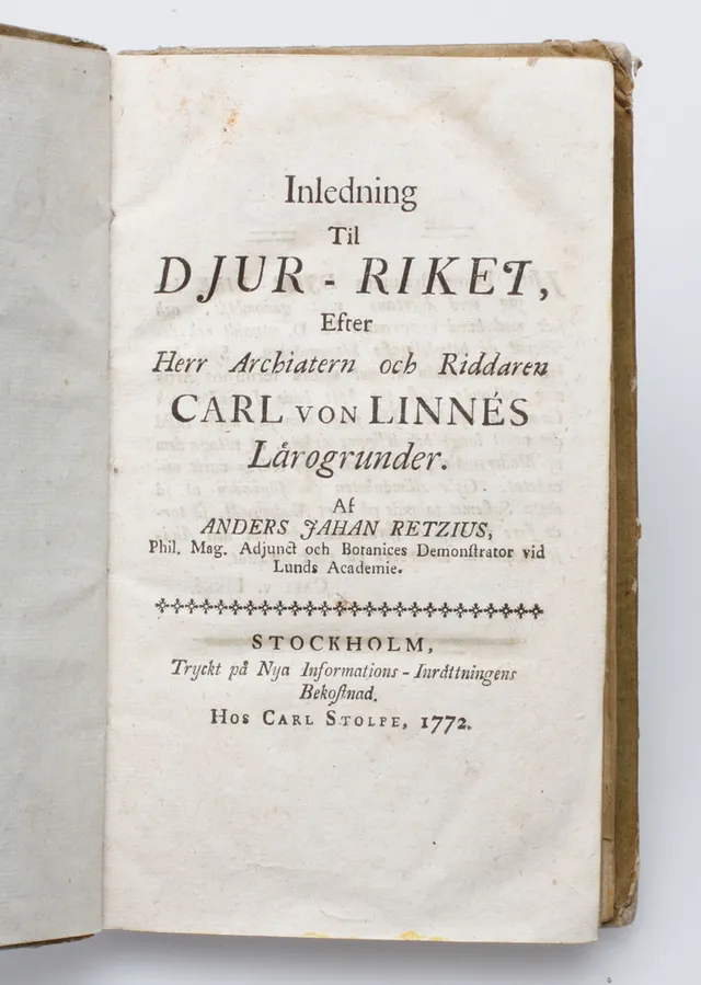 BOK, Inledning till djur-riket Carl von Linnes lärogrunder, Anders Jahan Retzius. tryckt Sthlm Carl Stolpe 1772.