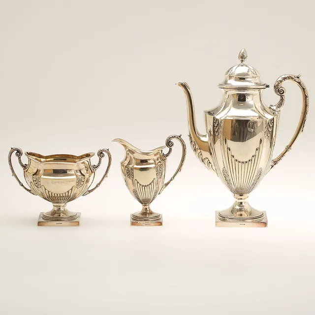 KAFFEKANNA, SOCKERSKÅL., GRÄDDKANNA. Nysilver, C.G. Hallberg.