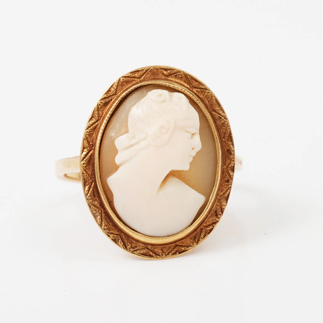 RING, 18 k guld, kamé, skuret snäckskal föreställande klassisk kvinnoprofil, GBG Guldsmeds & Gravyratelier, Svenson & Alexandersson, Göteborg 1947. — Rings — Stockholms Auktionsverk Magasin 5