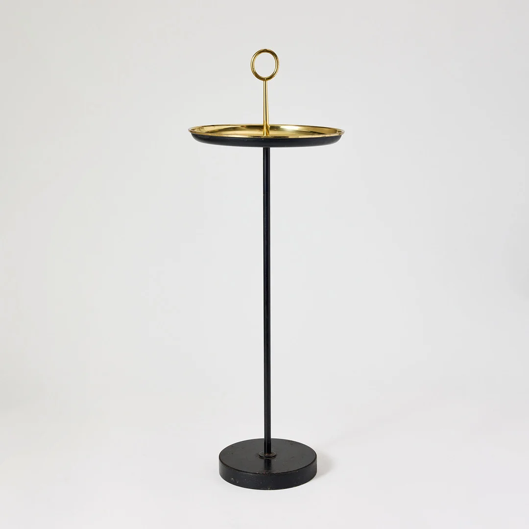GUNNAR ANDER. Sidobord, Ystad-Metall, mässing och svärtad metall. — Tables — Stockholms Auktionsverk Magasin 5