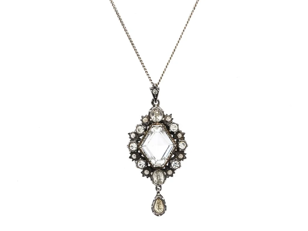 HÄNGE MED KEDJA, silver, paste, pansarlänk, kedjans längd 44 cm, hängets mått 51 x 24 mm, vikt 12 g. — Smycken/Hänge med kedja — Kaplans
