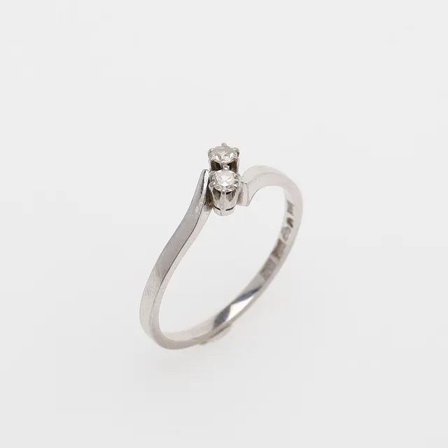 TVILLINGRING MED DIAMANTER.