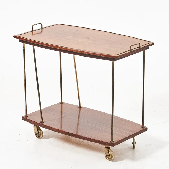 SERVERINGSVAGN, 1960-tal, fanerat i teak med mässingsdetaljer, på hjul.