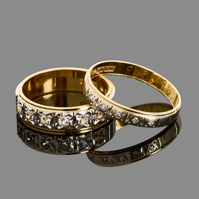 ALLIANSRINGAR, 2 st, 18k guld samt vitguld, dekorerade med diamaner samt bergkristaller.
