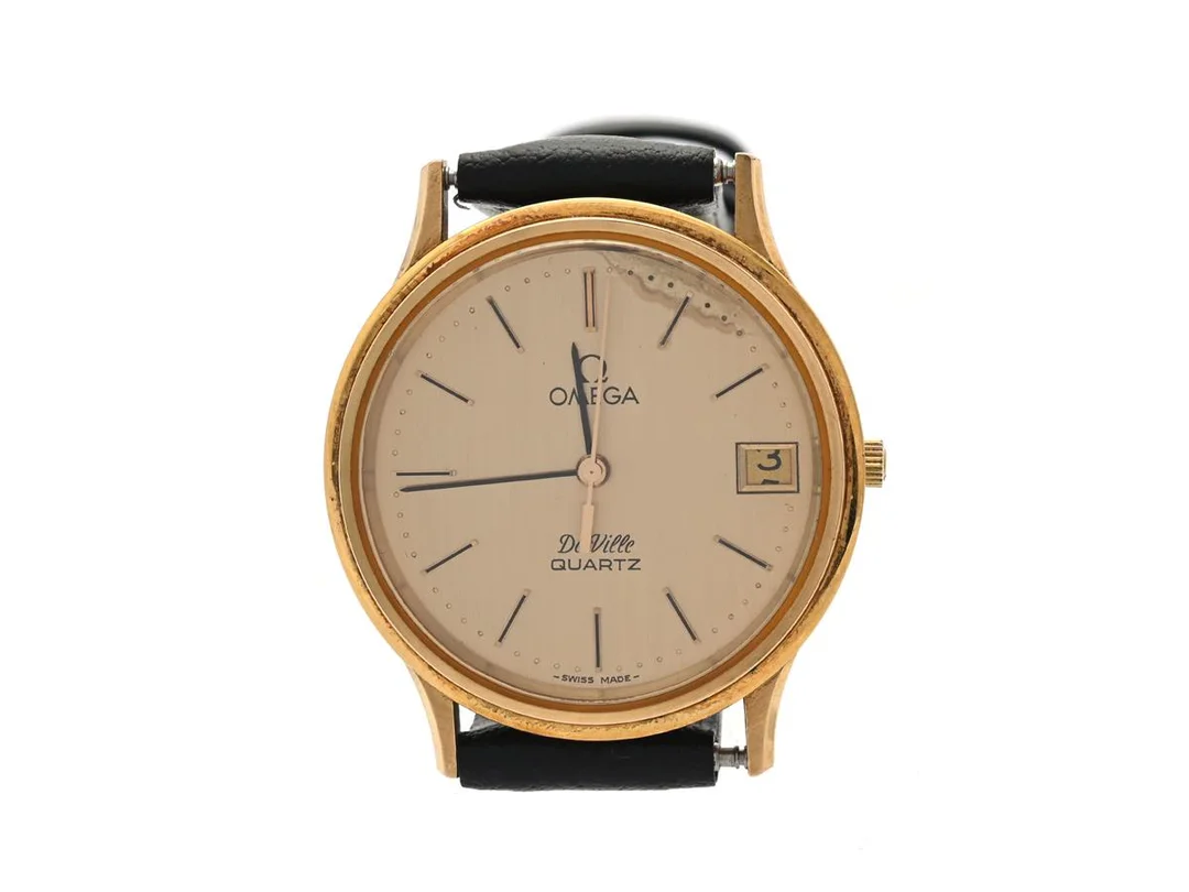 OMEGA, De Ville, Cal 1332, Serie nr. 43458663, Ref nr. MD 196.0158, Boett nr. 196.0158, herrur, 34 mm, doublé (20 micron), quartz, safirglas, datum, skadad urtavla, defekt (går ej, akut servicebehov), ca 1979. — Klockor/Omega — Kaplans