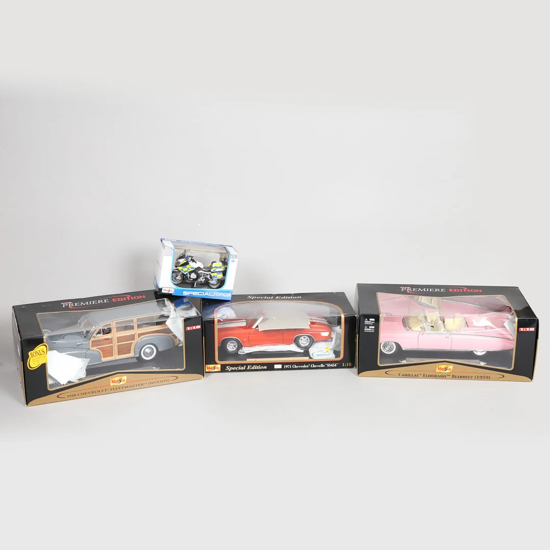MAISTO. FOUR 1/18 SCALE MODEL VEHICLES (4). — Toys — Bishop & Miller