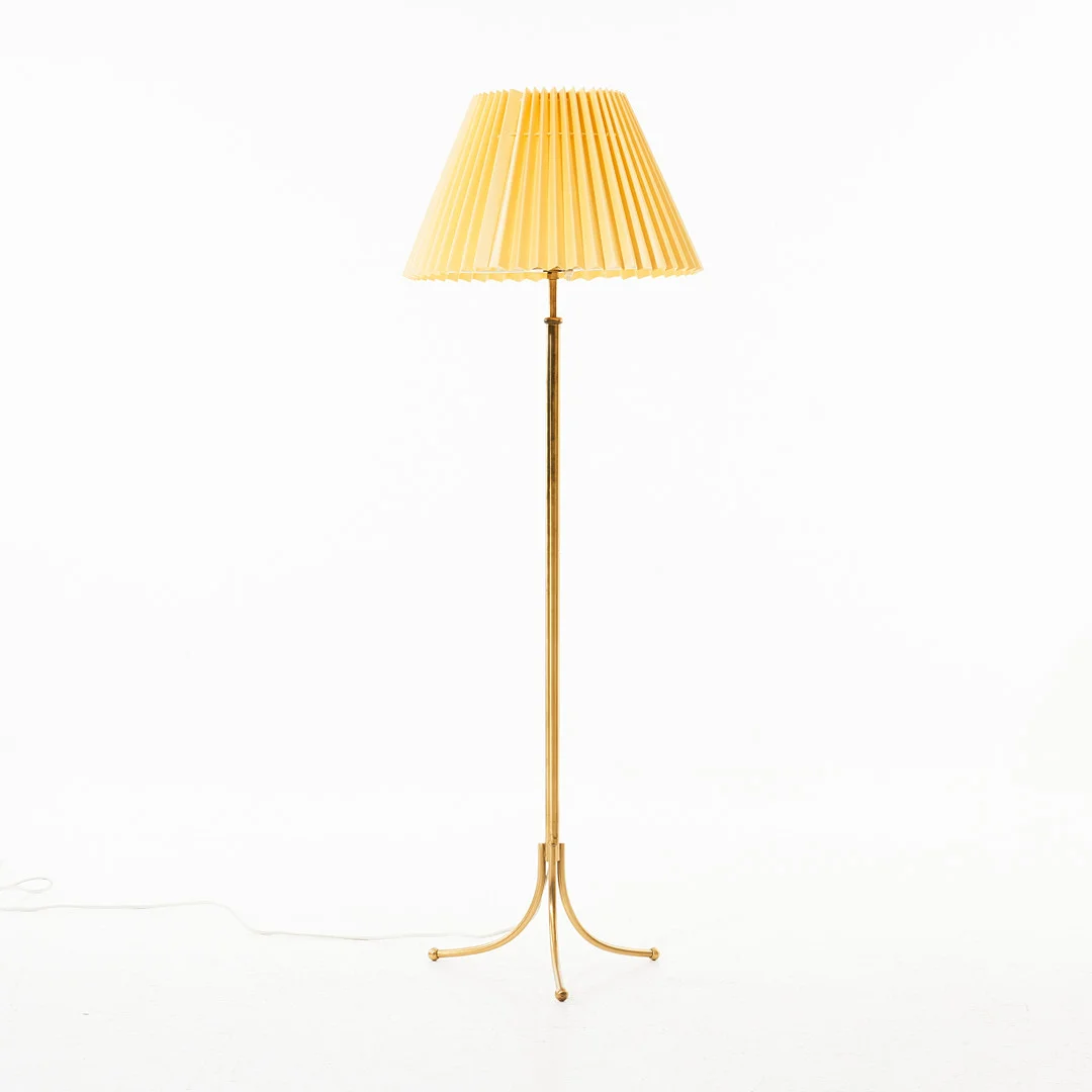JOSEF FRANK. golvlampa, Svenskt Tenn, mässing, modellnummer "2326", justerbar höjd, medföljer lampskärm. — Floor lights — Stockholms Auktionsverk Magasin 5