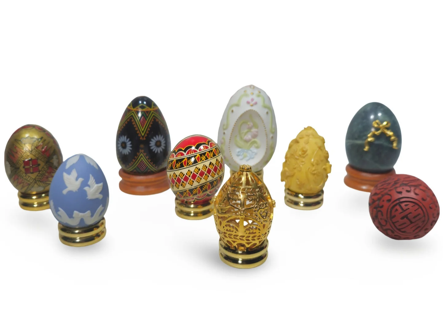 Colección de nueve huevos en porcelana, piedra dura, madera... — Other collectables — Arce Auctions