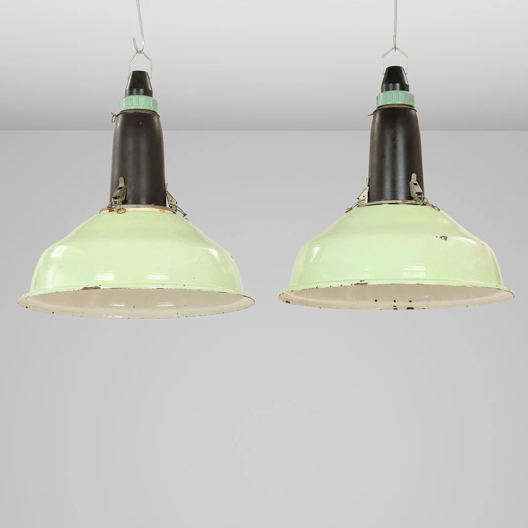Et par mintgrønne industripendler af emaljeret metal, 1900 tallets anden halvdel (2). — Ceiling lights — Palsgaard Kunstauktioner
