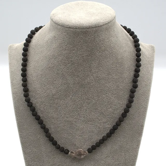 DESIGNER HALSKETTE LAVASTEIN KUGELN, MIT EINEM FISCH ELEMENT UND STERLING SILBERVERSCHLUSS, GESTEMPELT.