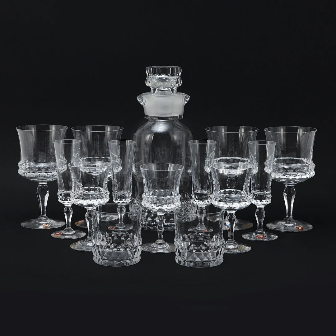 INGEBORG LUNDIN. Glasservis, 42 delar, "Silvia", Orrefors. — Tableware — Göteborgs Auktionsverk