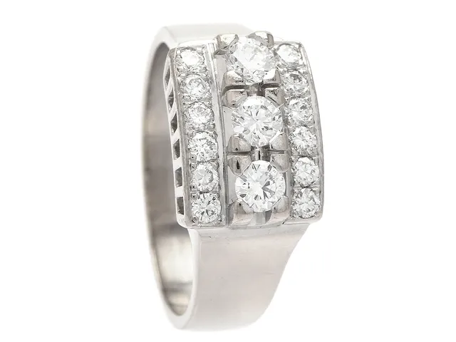 RING, 18K vitguld, 15 briljantslipade diamanter 0,66 ctv enligt gravyr, ca TW/VS, stl 17,5 mm, Per Sköld, Stockholm 1982, vikt 6,9 g.
