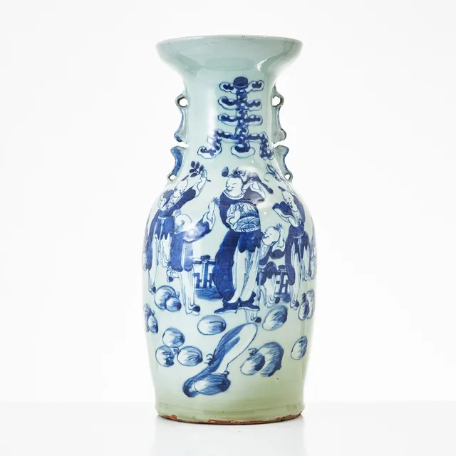VAS, porslin, Kina, 1900-talets början, balusterformad, med hänklar, dekor av figurscen i underglasyrblått.