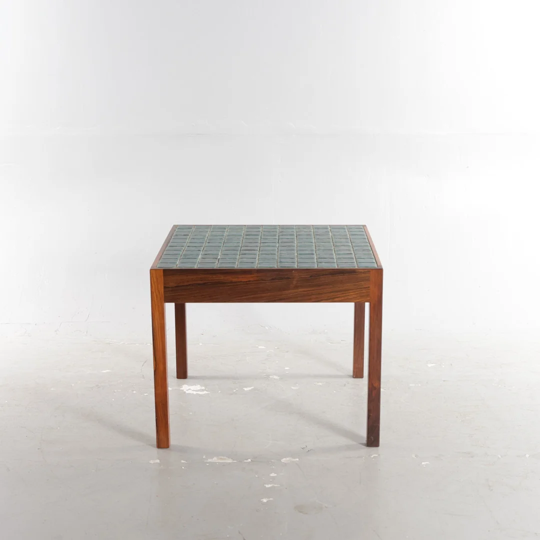 Kvadratisk sofabord af palisander, plade med ilagte kakler. Danmark, 1960'erne. — Coffee Tables — Woxholt Auktioner